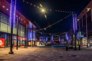 Kouvola, Finlandiya - 15 Kasım 2019: Manski caddesinde akşam ışığı ile süslenmiş Noel süslemeleri.