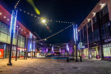 Kouvola, Finlandiya - 15 Kasım 2019: Manski caddesinde akşam ışığı ile süslenmiş Noel süslemeleri.