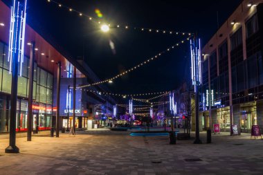 Kouvola, Finlandiya - 15 Kasım 2019: Manski caddesinde akşam ışığı ile süslenmiş Noel süslemeleri.
