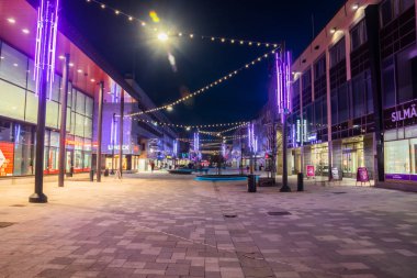 Kouvola, Finlandiya - 15 Kasım 2019: Manski caddesinde akşam ışığı ile süslenmiş Noel süslemeleri.