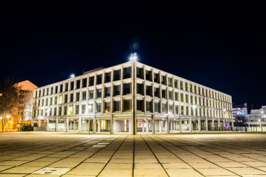 Kouvola, Finlandiya - 15 Kasım 2019: Kouvola şehir merkezindeki belediye binasının gece manzarası.