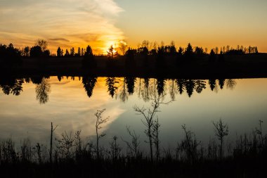 Sonbaharda Kymijoki nehrinde güzel bir günbatımı, Finlandiya.