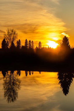 Sonbaharda Kymijoki nehrinde güzel bir günbatımı, Finlandiya.