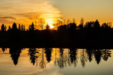 Sonbaharda Kymijoki nehrinde güzel bir günbatımı, Finlandiya.