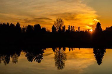 Sonbaharda Kymijoki nehrinde güzel bir günbatımı, Finlandiya.