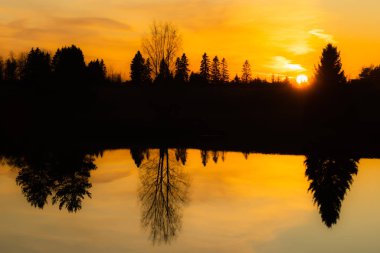 Sonbaharda Kymijoki nehrinde güzel bir günbatımı, Finlandiya.