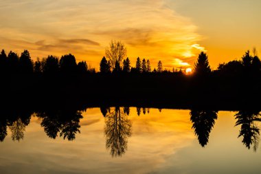 Sonbaharda Kymijoki nehrinde güzel bir günbatımı, Finlandiya.