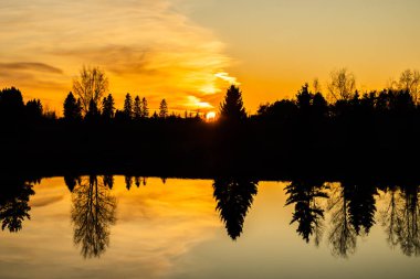 Sonbaharda Kymijoki nehrinde güzel bir günbatımı, Finlandiya.