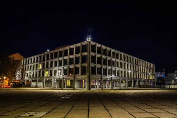 Kouvola, Finlandia - 15 de noviembre de 2019: Vista nocturna del hermoso edificio del Ayuntamiento en el centro de Kouvola . —  Fotos de Stock