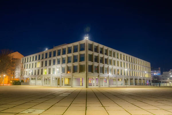 Kouvola, Finland - 15 november 2019: Nattutsikt över vacker byggnad i Kouvola centrum. — Stockfoto