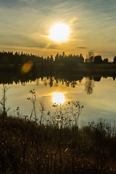 Beau coucher de soleil sur la rivière Kymijoki à l'automne, Finlande . — Photo