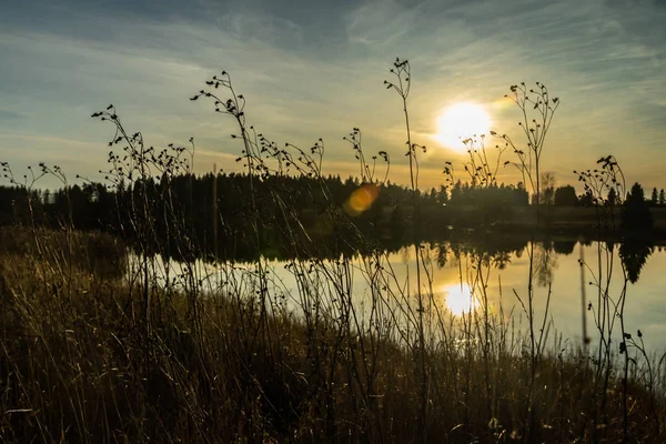 フィンランド、秋のKymijoki川の美しい夕日. — ストック写真