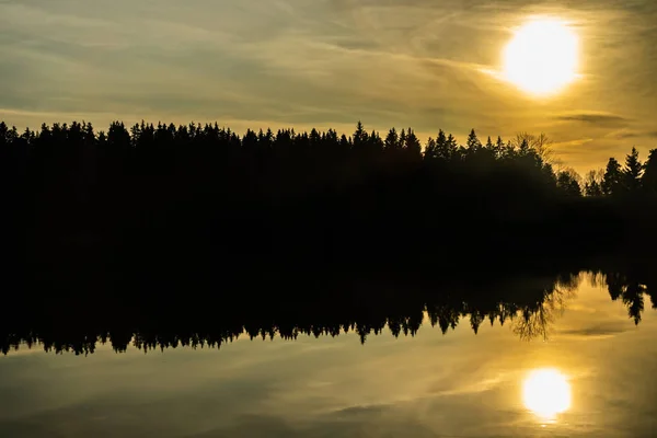 Belo pôr do sol no rio Kymijoki no outono, Finlândia . — Fotografia de Stock