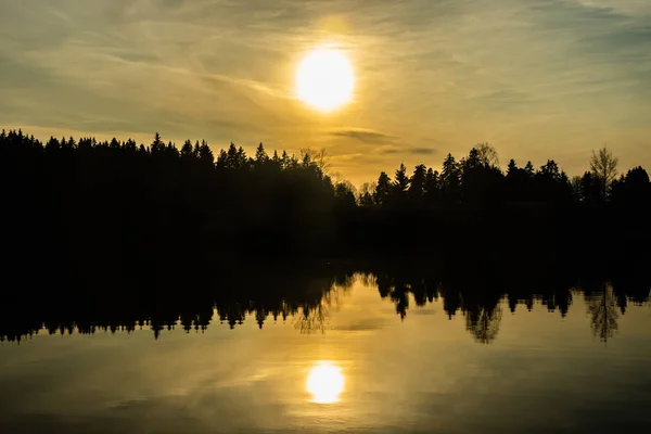 Belo pôr do sol no rio Kymijoki no outono, Finlândia . — Fotografia de Stock