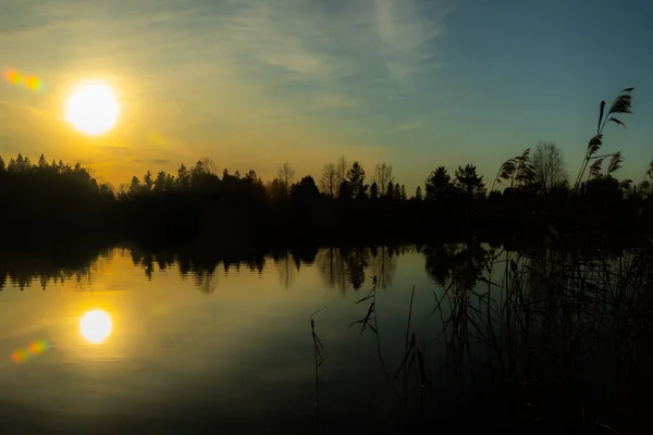 Belo pôr do sol no rio Kymijoki no outono, Finlândia . — Fotografia de Stock