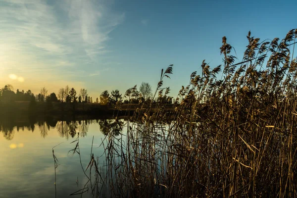 フィンランド、秋のKymijoki川の美しい夕日. — ストック写真