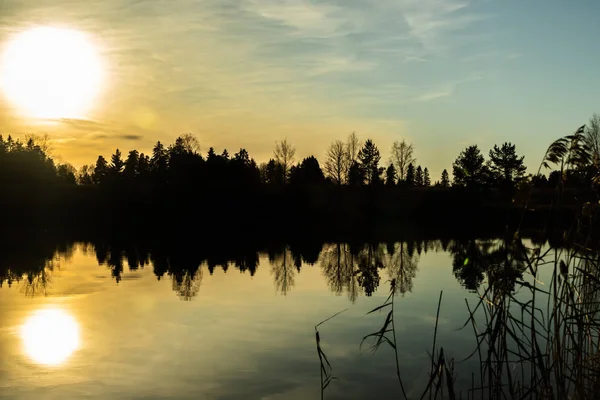 Belo pôr do sol no rio Kymijoki no outono, Finlândia . — Fotografia de Stock