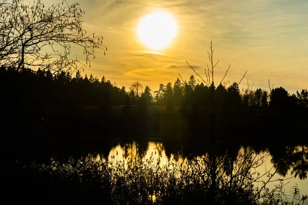 Belo pôr do sol no rio Kymijoki no outono, Finlândia . — Fotografia de Stock