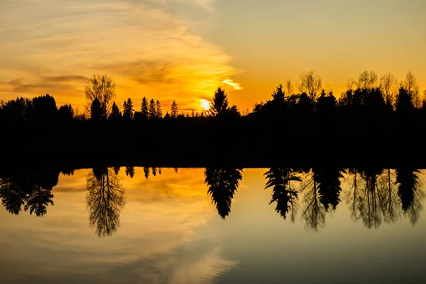 Belo pôr do sol no rio Kymijoki no outono, Finlândia . — Fotografia de Stock