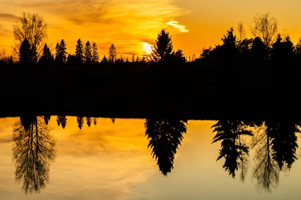 Beau coucher de soleil sur la rivière Kymijoki à l'automne, Finlande . — Photo