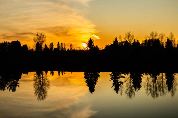 Belo pôr do sol no rio Kymijoki no outono, Finlândia . — Fotografia de Stock