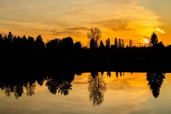 Belo pôr do sol no rio Kymijoki no outono, Finlândia . — Fotografia de Stock