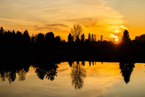 Belo pôr do sol no rio Kymijoki no outono, Finlândia . — Fotografia de Stock