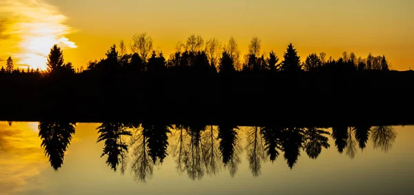 Belo pôr do sol no rio Kymijoki no outono, Finlândia . — Fotografia de Stock