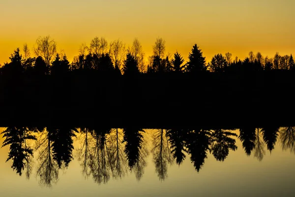 Hermosa puesta de sol en el río Kymijoki en otoño, Finlandia . — Foto de Stock