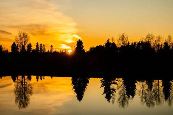 Belo pôr do sol no rio Kymijoki no outono, Finlândia . — Fotografia de Stock