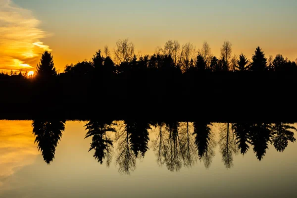 Закат на реке Кюмийоки осенью, Финляндия . — стоковое фото
