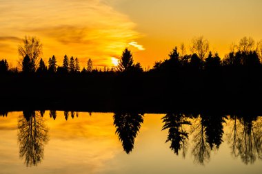 Sonbaharda Kymijoki nehrinde güzel bir günbatımı, Finlandiya.