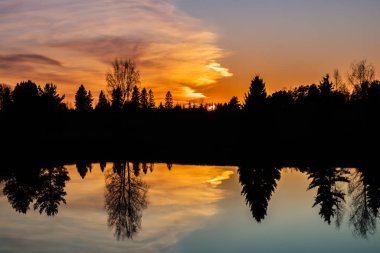 Sonbaharda Kymijoki nehrinde güzel bir günbatımı, Finlandiya.