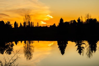 Sonbaharda Kymijoki nehrinde güzel bir günbatımı, Finlandiya.