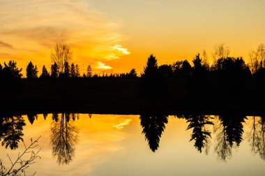 Sonbaharda Kymijoki nehrinde güzel bir günbatımı, Finlandiya.