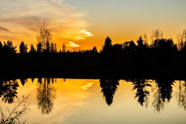Sonbaharda Kymijoki nehrinde güzel bir günbatımı, Finlandiya.
