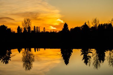 Sonbaharda Kymijoki nehrinde güzel bir günbatımı, Finlandiya.