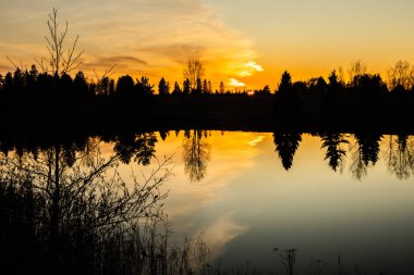 Sonbaharda Kymijoki nehrinde güzel bir günbatımı, Finlandiya.