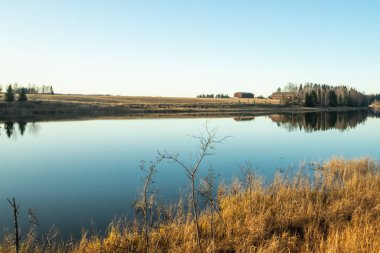 Kymijoki Nehri suları batımında güzel sonbahar manzara. Finlandiya, Kymenlaakso, Kouvola