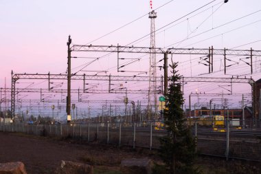 Finlandiya, Kouvola 'da gün batımının güzel arka planında demiryolu tersanesi.