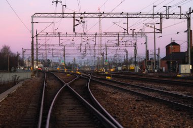 Finlandiya, Kouvola 'da gün batımının güzel arka planında demiryolu tersanesi.
