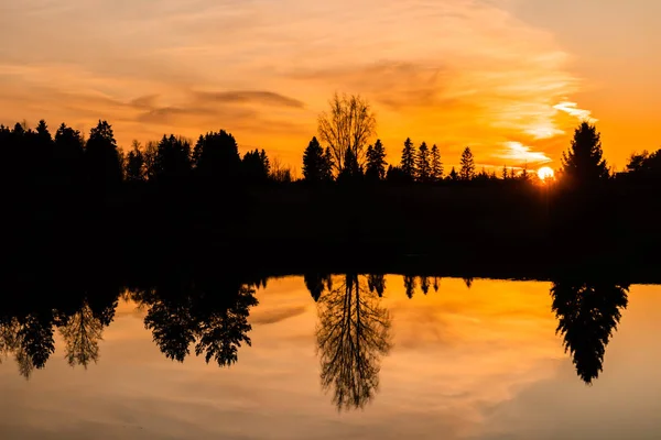 Belo pôr do sol no rio Kymijoki no outono, Finlândia . — Fotografia de Stock