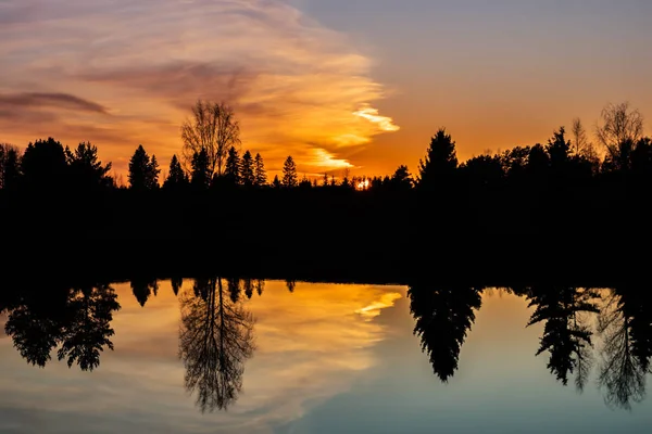 Belo pôr do sol no rio Kymijoki no outono, Finlândia . — Fotografia de Stock