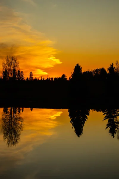 Hermosa puesta de sol en el río Kymijoki en otoño, Finlandia . — Foto de Stock