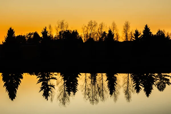 Belo pôr do sol no rio Kymijoki no outono, Finlândia . — Fotografia de Stock