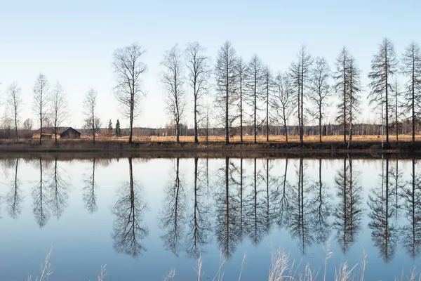 鏡城木川の水の美しい秋の風景。フィンランド, Kymenlaakso, Kovola — ストック写真