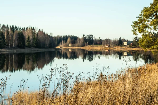 Hermoso paisaje otoñal de aguas del río Kymijoki al atardecer. Finlandia, Kymenlaakso, Kouvola —  Fotos de Stock