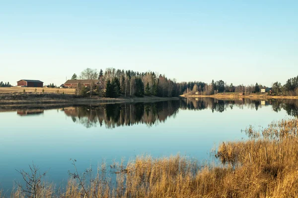 Hermoso paisaje otoñal de aguas del río Kymijoki al atardecer. Finlandia, Kymenlaakso, Kouvola —  Fotos de Stock