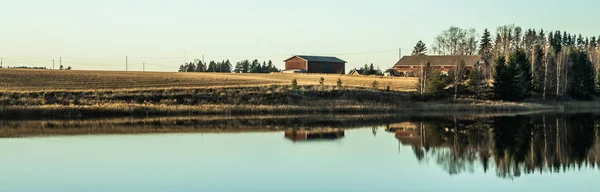 夕暮れの Kymijoki 川の水の美しい秋の風景。キュメンラークソ、フィンランドのコウヴォラ — ストック写真