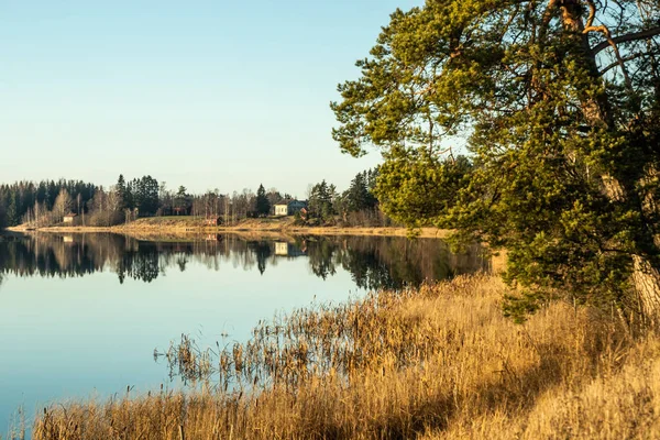 Beautiful autumn landscape of Kymijoki river waters at sunset. Finland, Kymenlaakso, Kouvola — Stock Photo, Image